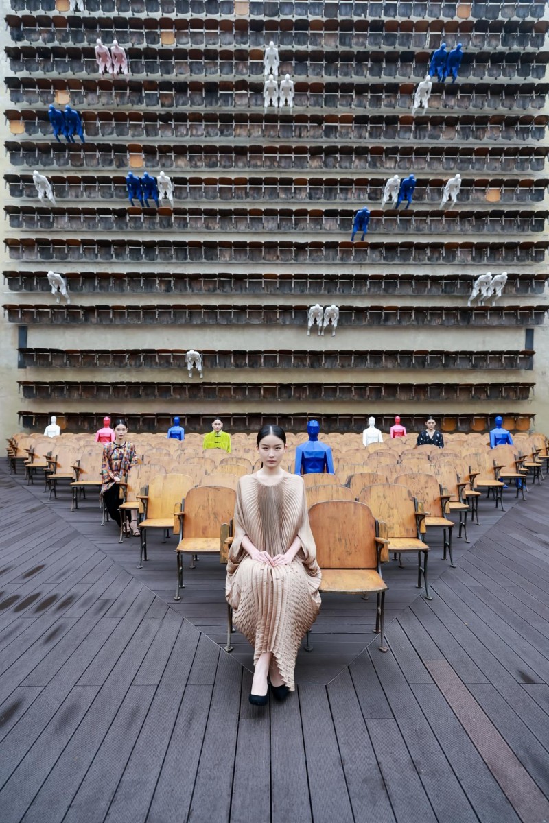 穿越千年对话时尚！2025首届中国国风时尚周在河南中牟艺秀小镇开幕