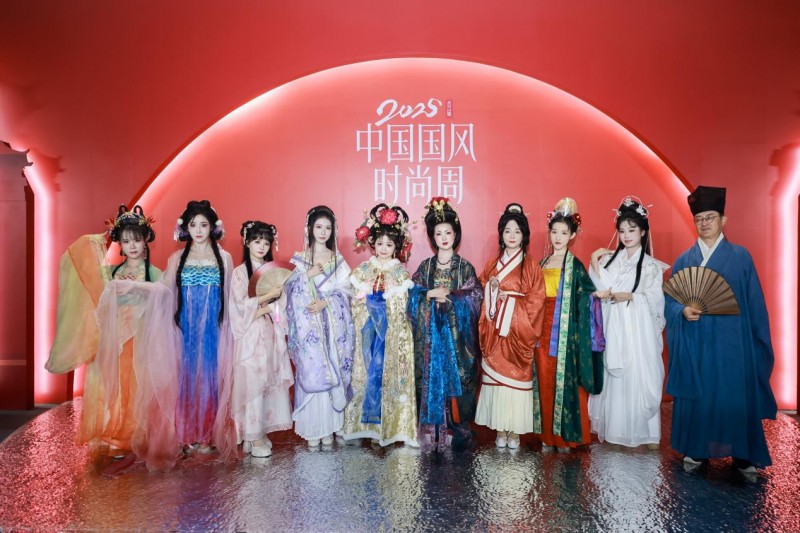 穿越千年对话时尚！2025首届中国国风时尚周在河南中牟艺秀小镇开幕