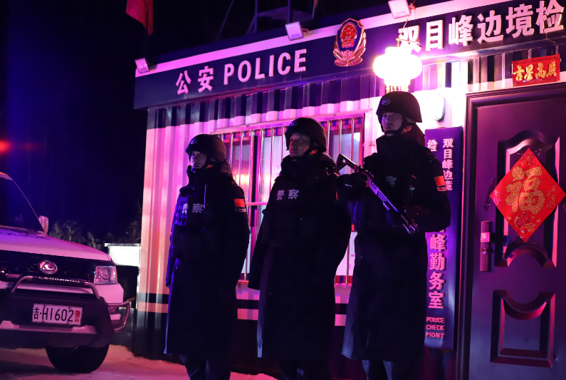春节坚守双目峰，移民警察护平安