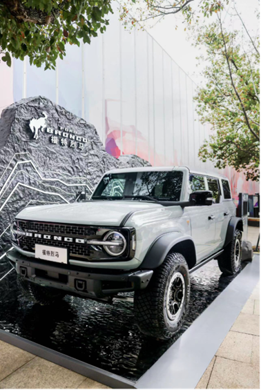 福特中国亮相上海时装周，吴胜波团队打造特烈马展示区