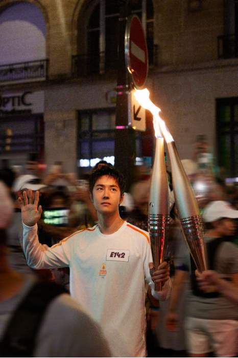 蒙牛纯甄代言人王一博巴黎奥运火炬传递，以实际行动诠释要强精神