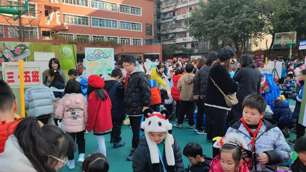 这个集市真好玩!三年级五班摊位在盐道街小学迎新商贸交易博览会“火出圈”