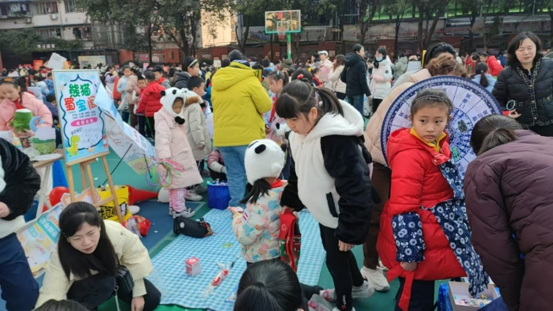 这个集市真好玩!三年级五班摊位在盐道街小学迎新商贸交易博览会“火出圈”