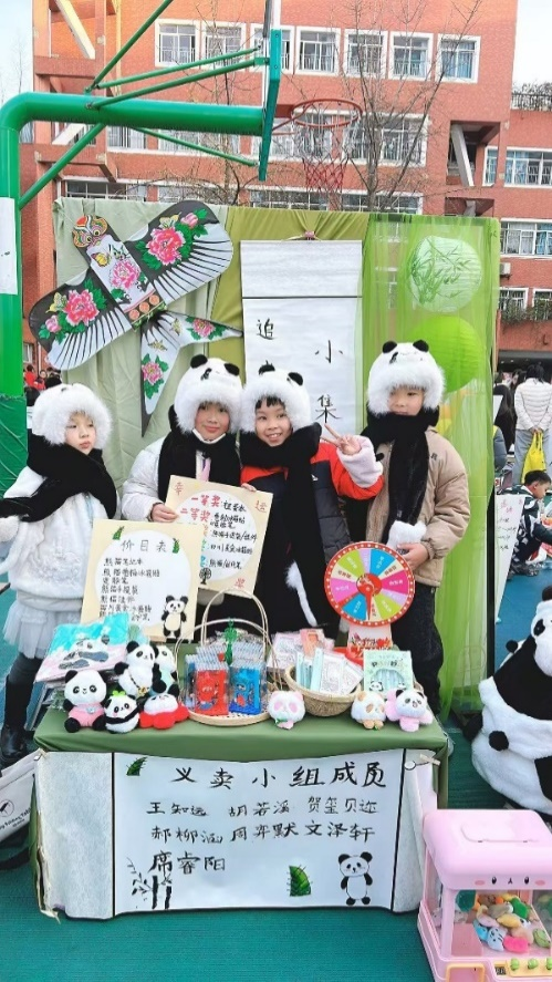 这个集市真好玩!三年级五班摊位在盐道街小学迎新商贸交易博览会“火出圈”