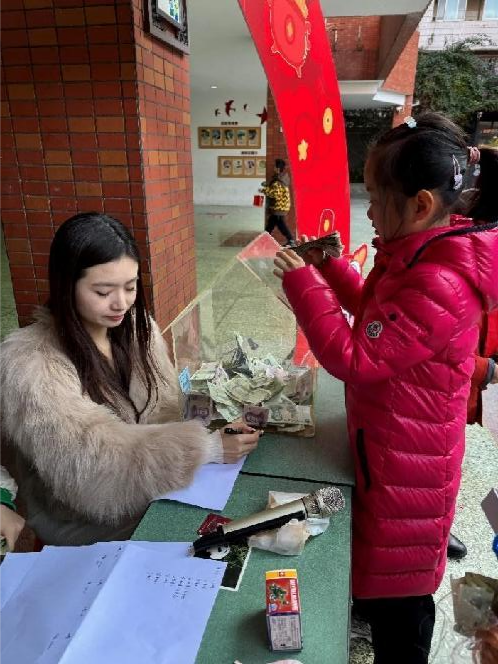 这个集市真好玩!三年级五班摊位在盐道街小学迎新商贸交易博览会“火出圈”