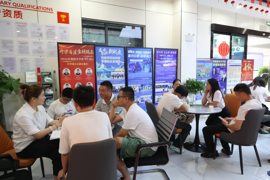 什么是校企定向班 ？选择湖南万通校企定向班有何优势？