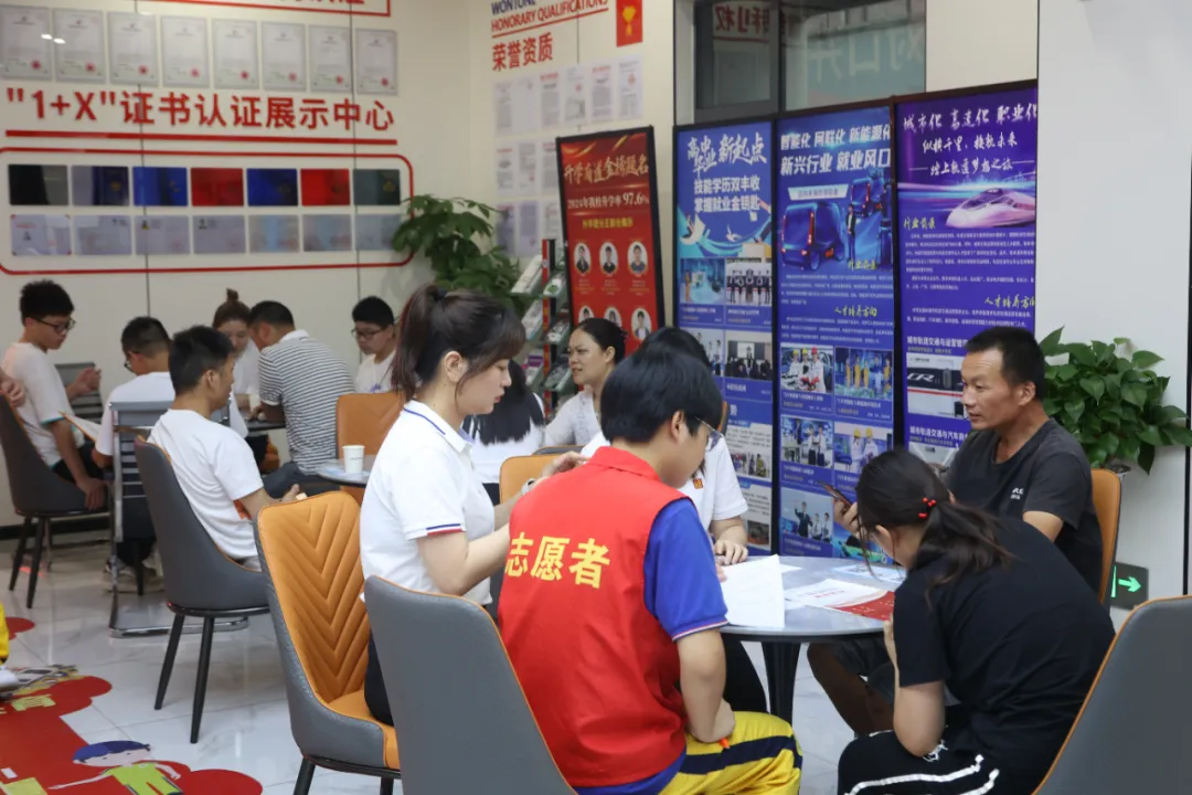 什么是校企定向班 ？选择湖南万通校企定向班有何优势？
