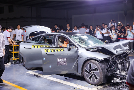 双车120km/h“巅峰对碰”安全之夜震撼上演，星纪元ES诠释“安全是最大的豪华“