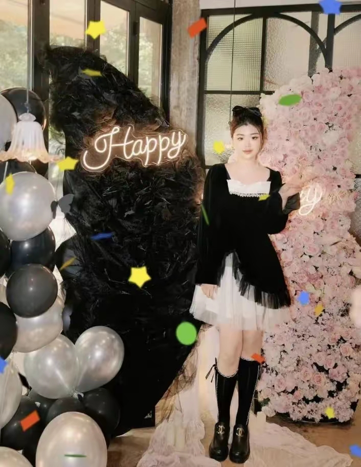 薇娅13岁女儿妮妮生日照再引热议，3大育儿经曝光引万人羡慕