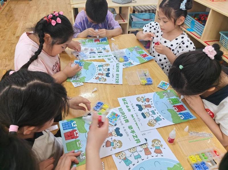 石榴庄街道顶秀欣园社区 举办垃圾分类纽扣画创意主题活动