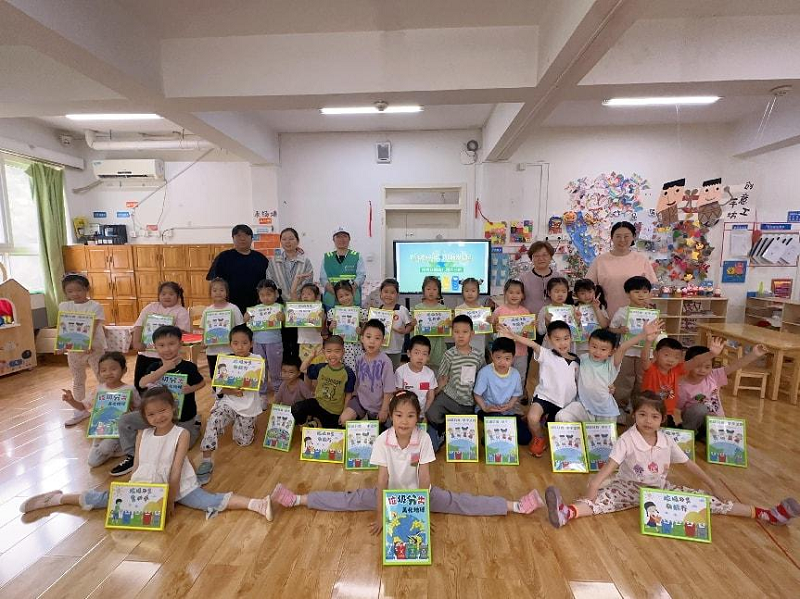 石榴庄街道垃圾分类纽扣画活动_幼儿园手工制作大全废物利用_儿童环保教育主题活动