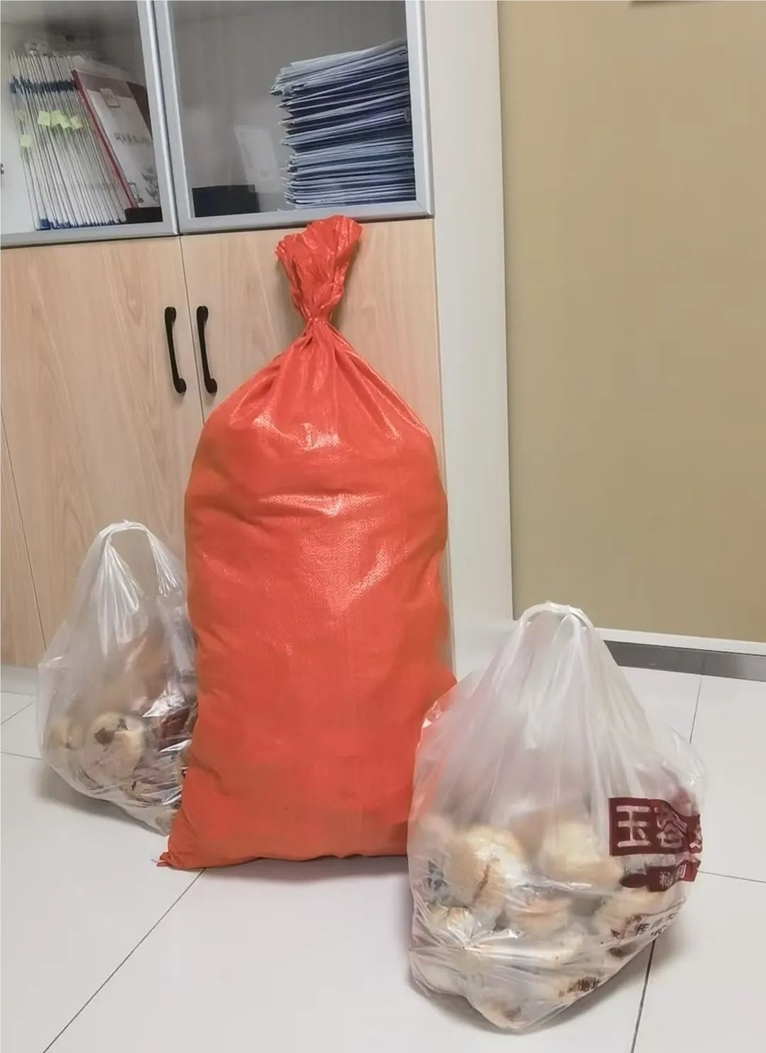 温暖“医”瞬间丨诊室门口的特殊"快递"：一大麻袋沉甸甸的感谢