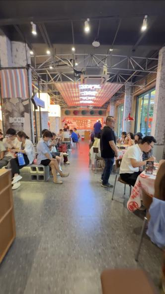 《天津烧烤界“天花板”再出大招！冰城串吧店庆豪掷退款，网友：这波操作太圈粉》