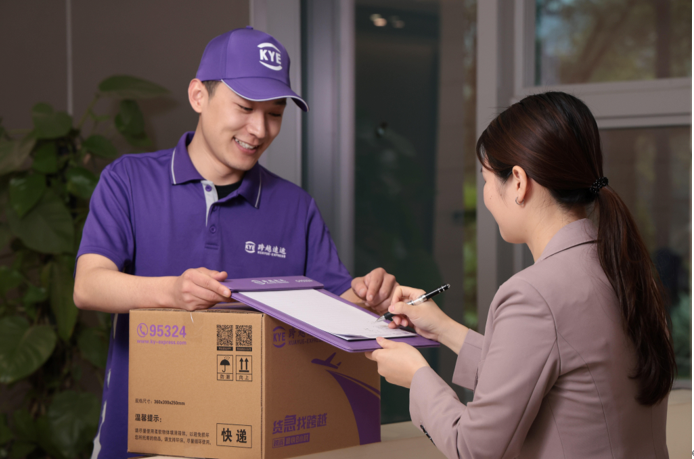 跨越小哥用专业服务诠释跨越速运品牌温度