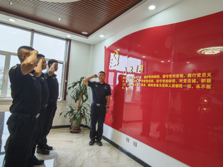 延边边境管理支队双目峰边境检查站开展“七一”重温入党誓词活动
