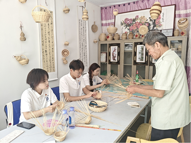 “红印传承 非遗兴村”山东信院学子寻访非遗一条街暑期三下乡社会实践活动