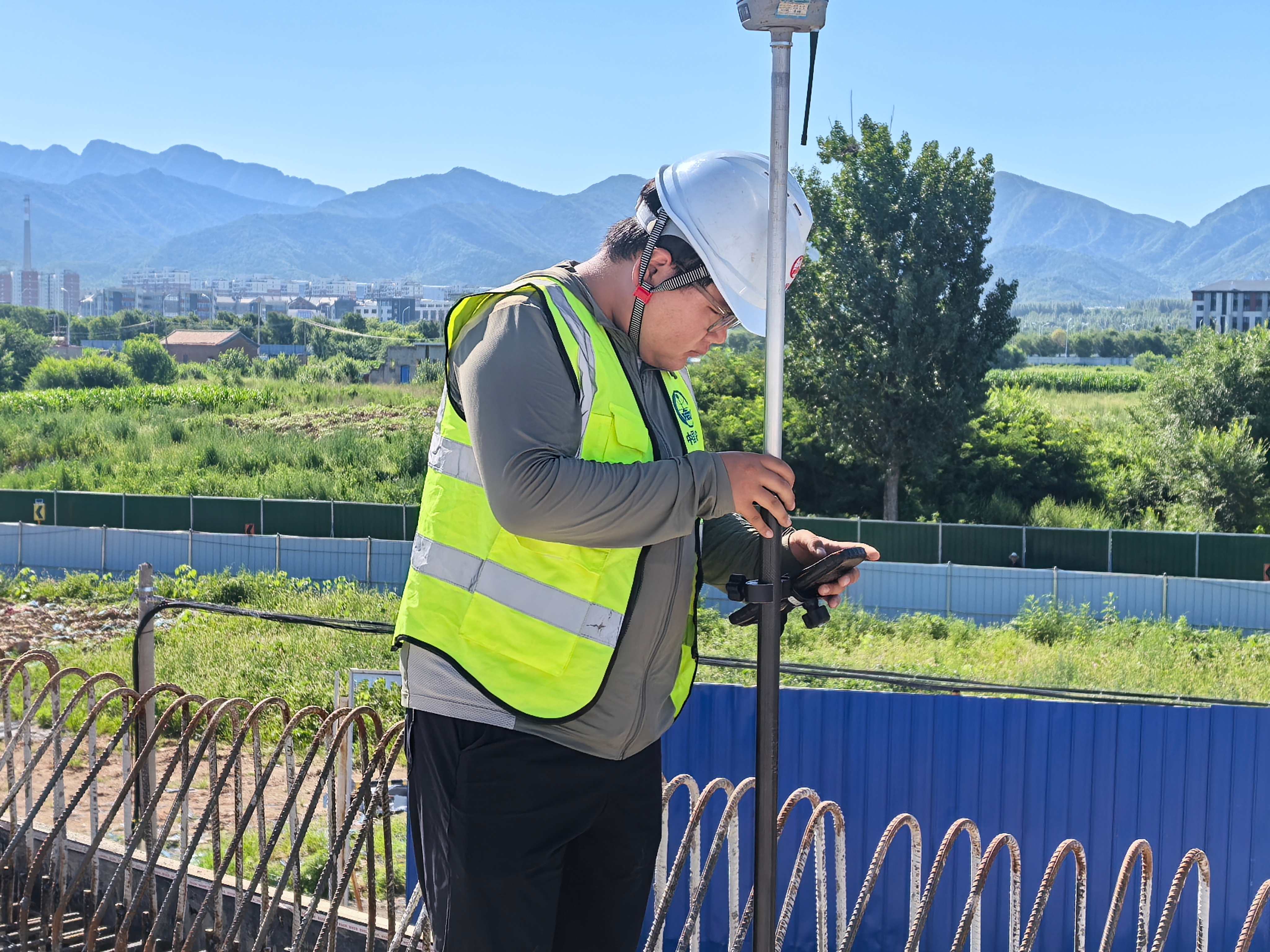 战高温 斗酷暑 保通车