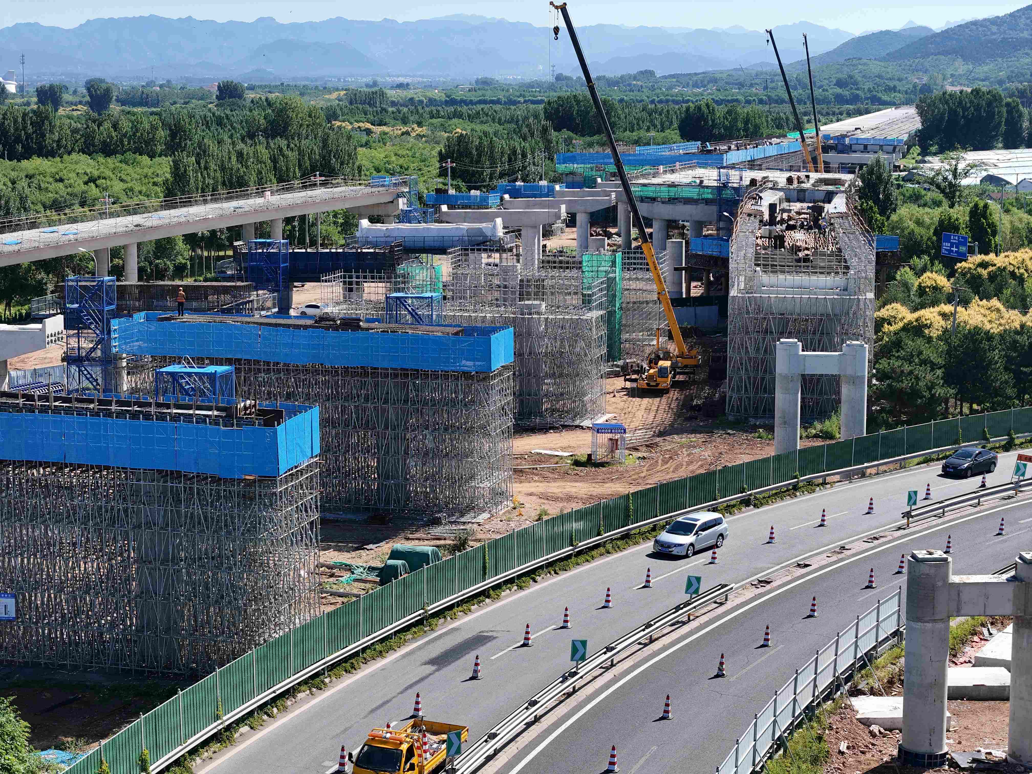 战高温 斗酷暑 保通车