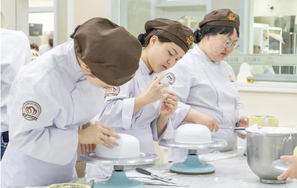 四川初高中学烘焙|职业教育选“真实训”，成都欧米奇打造实战型西点西餐人才培养高地