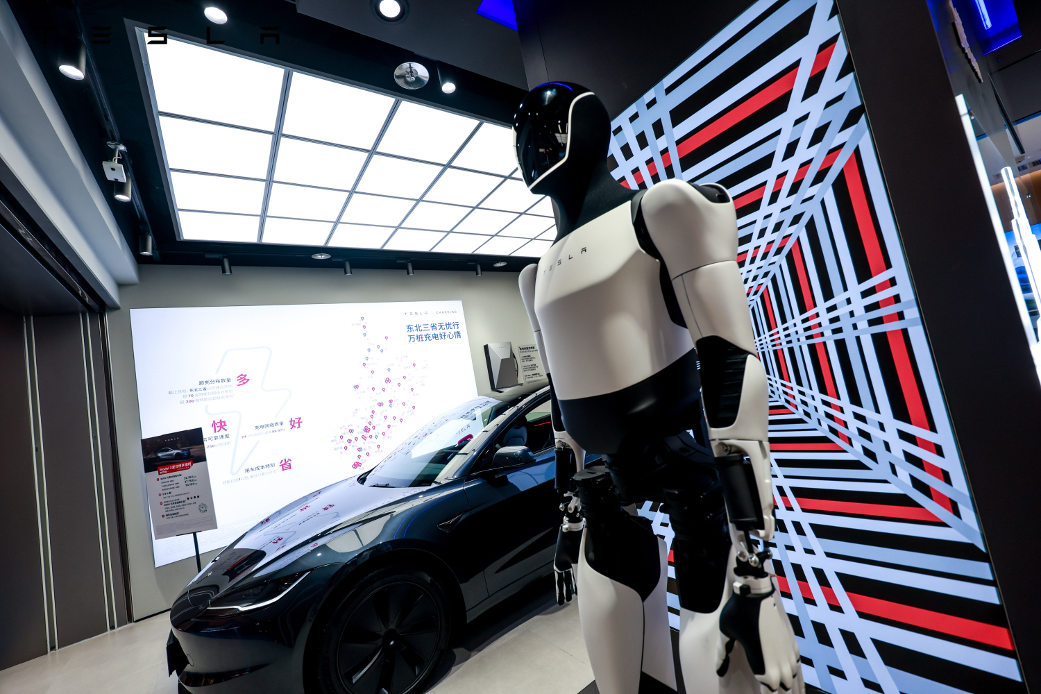 特斯拉大连开发区亿合城体验店盛大开业 赛博越野旅行车同步亮相