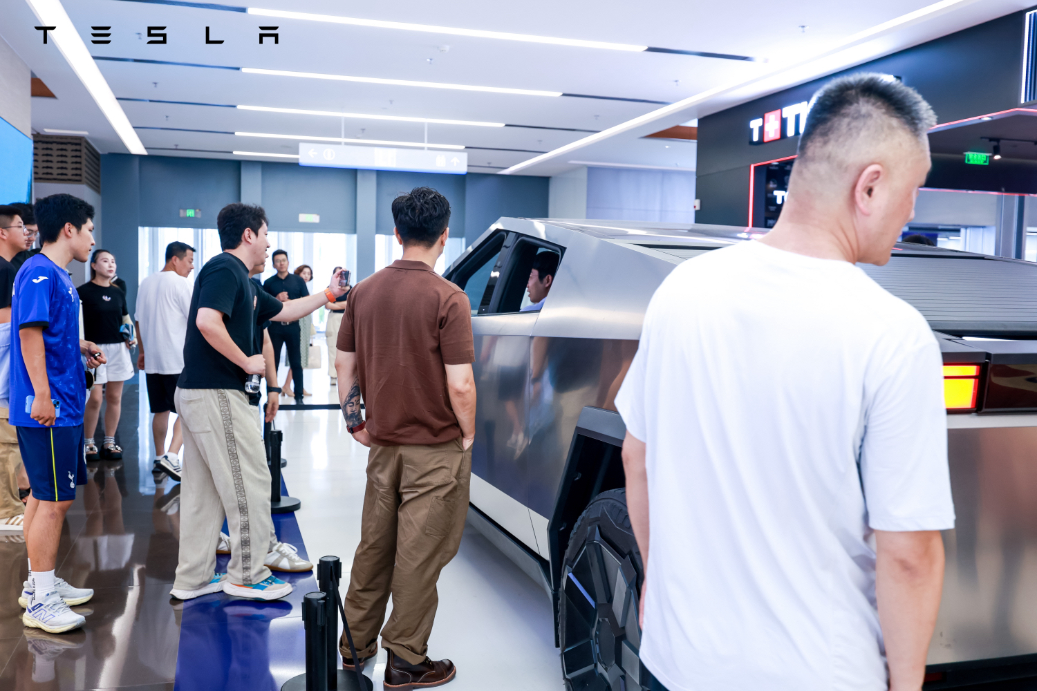 特斯拉大连开发区亿合城体验店盛大开业 赛博越野旅行车同步亮相