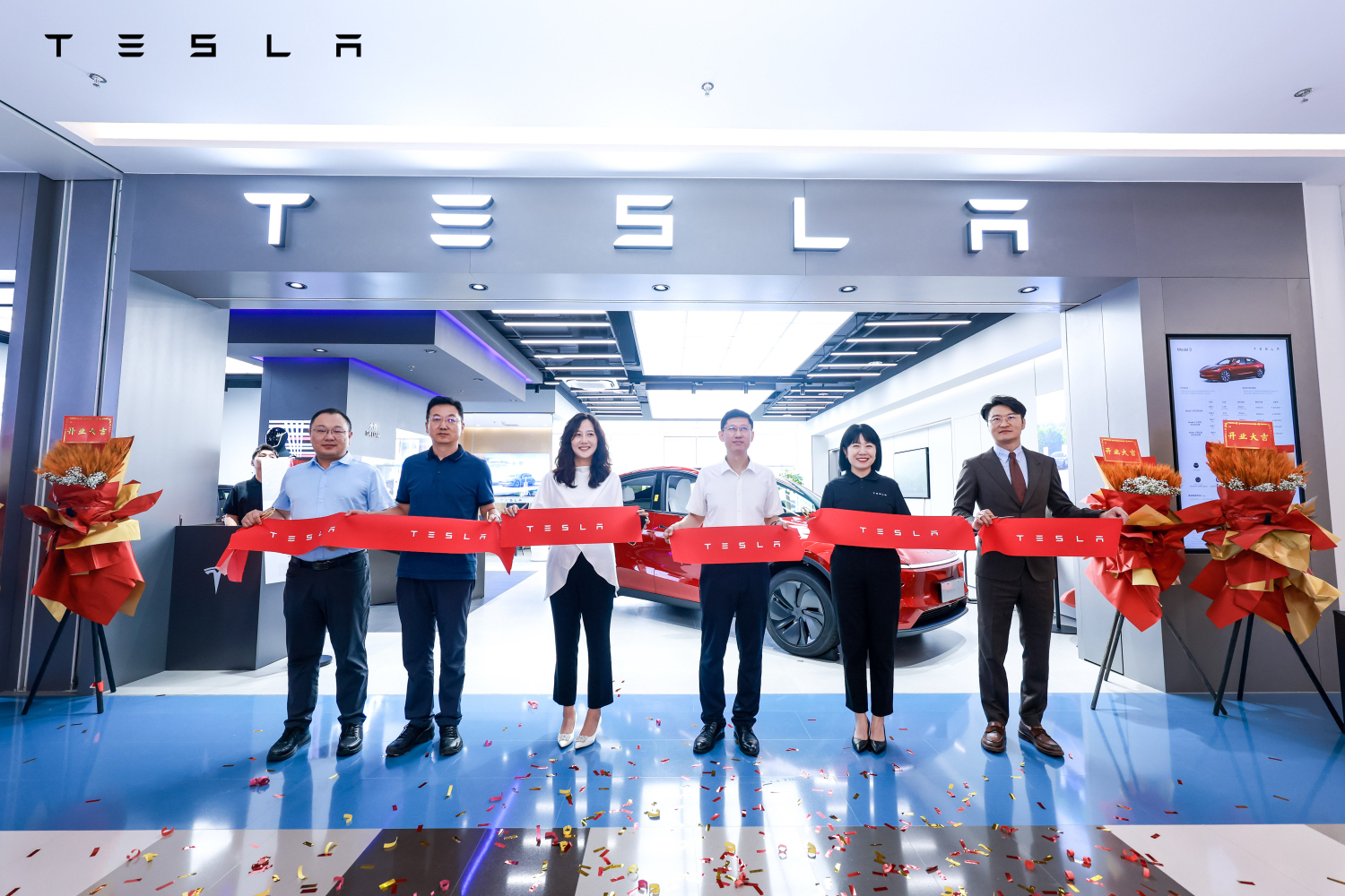 特斯拉大连开发区亿合城体验店盛大开业 赛博越野旅行车同步亮相