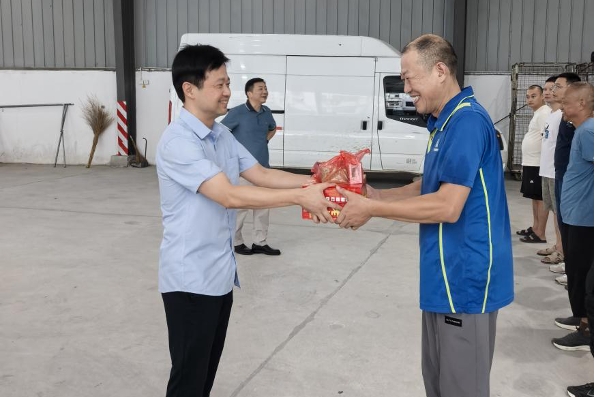湖北浠水:高温慰问送清凉 情系一线鼓干劲