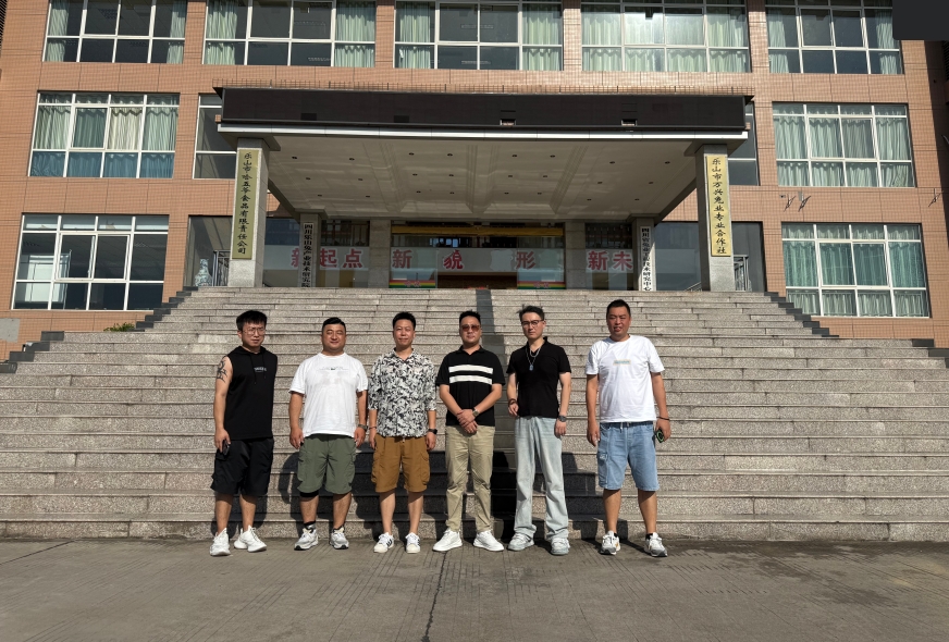 聚势集团携途嘉名御等品牌战略考察乐山哈妹生产基地,与刘仪包达成长期战略合作