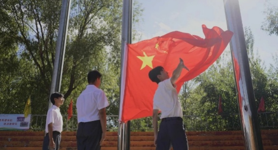 长春实验中学开学第一课：升旗仪式缅怀抗战先烈，红色基因浸润青春校园