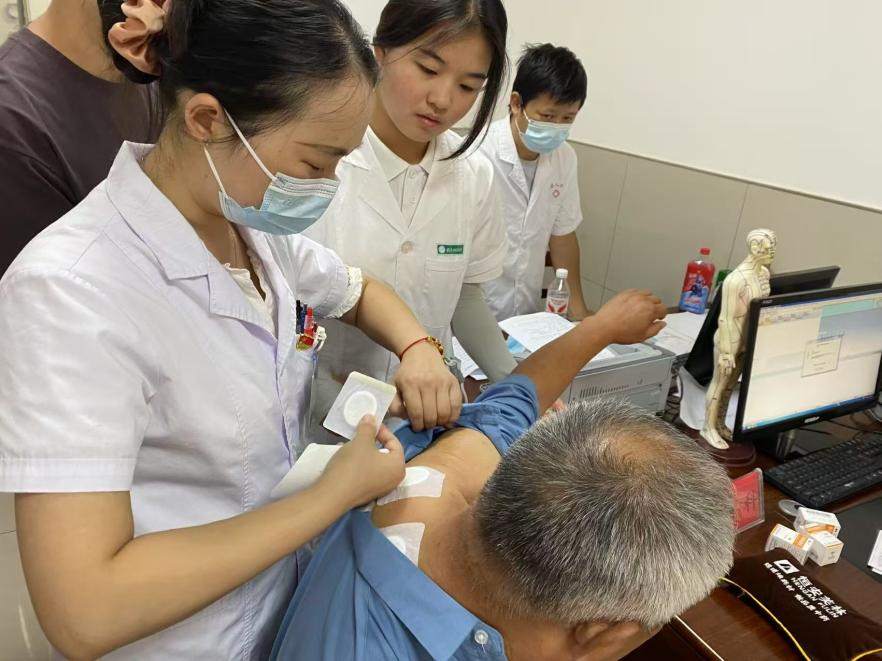 白衣青春驻红安 岐黄仁心暖乡野——武汉科技大学白联队红安义诊行