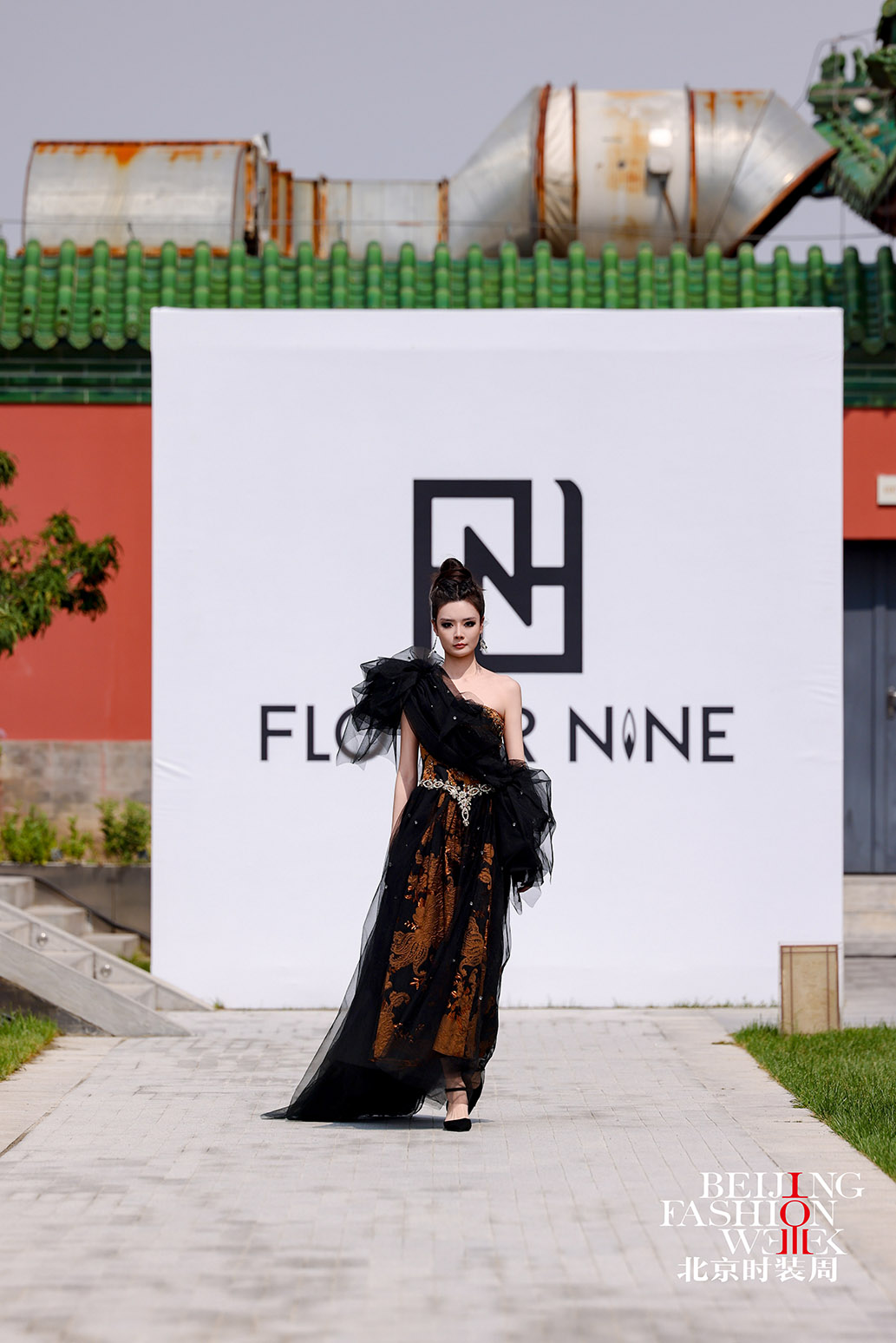 北京时装周：FLOWER NINE SS2026 鎏金肌理，抚平时空褶皱圆满谢幕