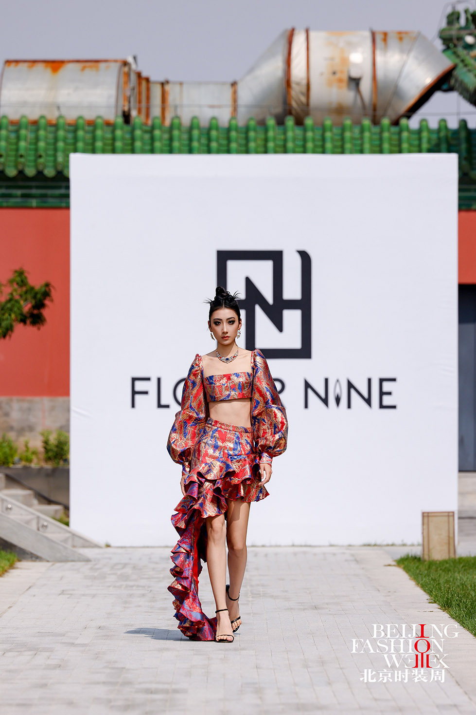 北京时装周：FLOWER NINE SS2026 鎏金肌理，抚平时空褶皱圆满谢幕