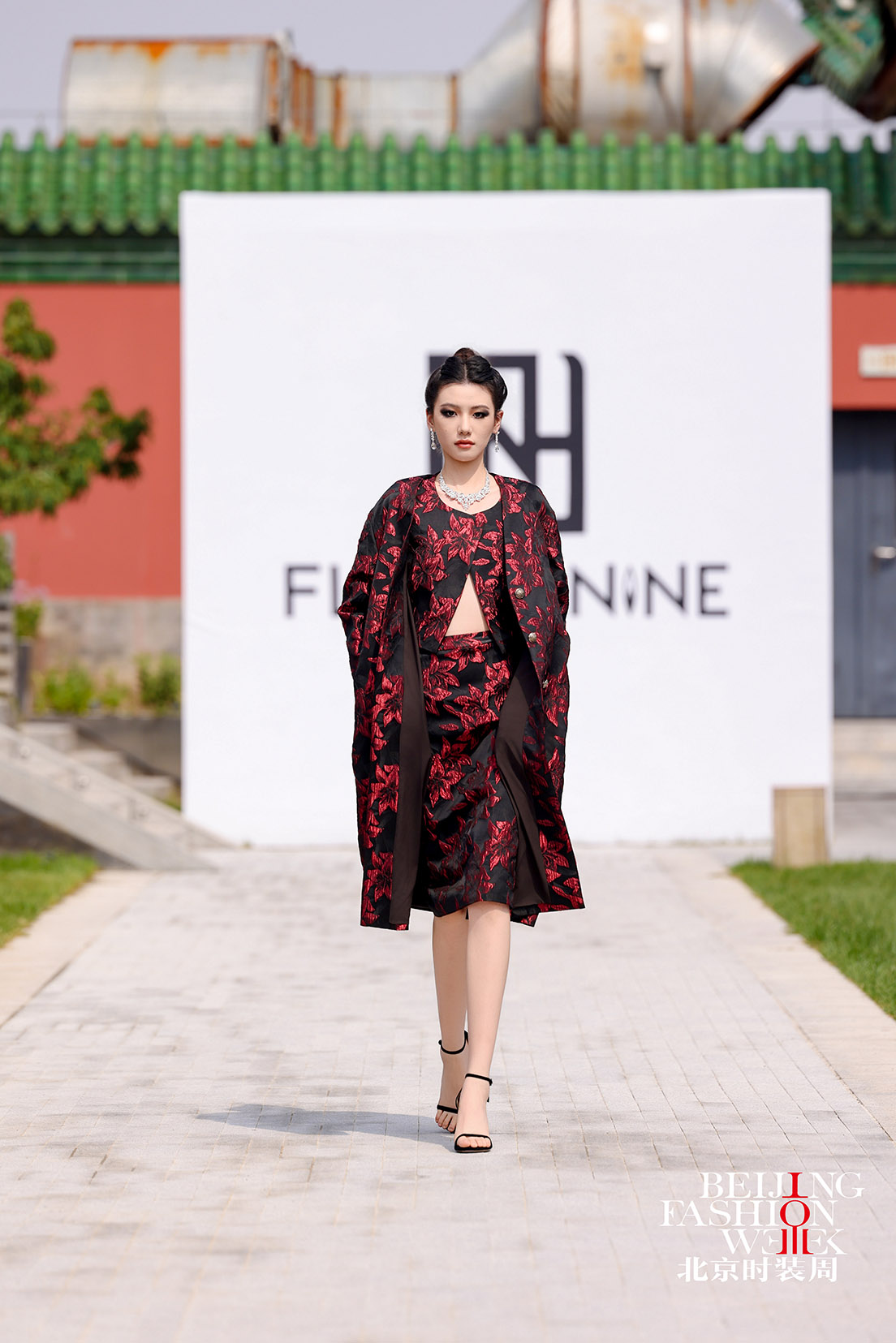 北京时装周：FLOWER NINE SS2026 鎏金肌理，抚平时空褶皱圆满谢幕