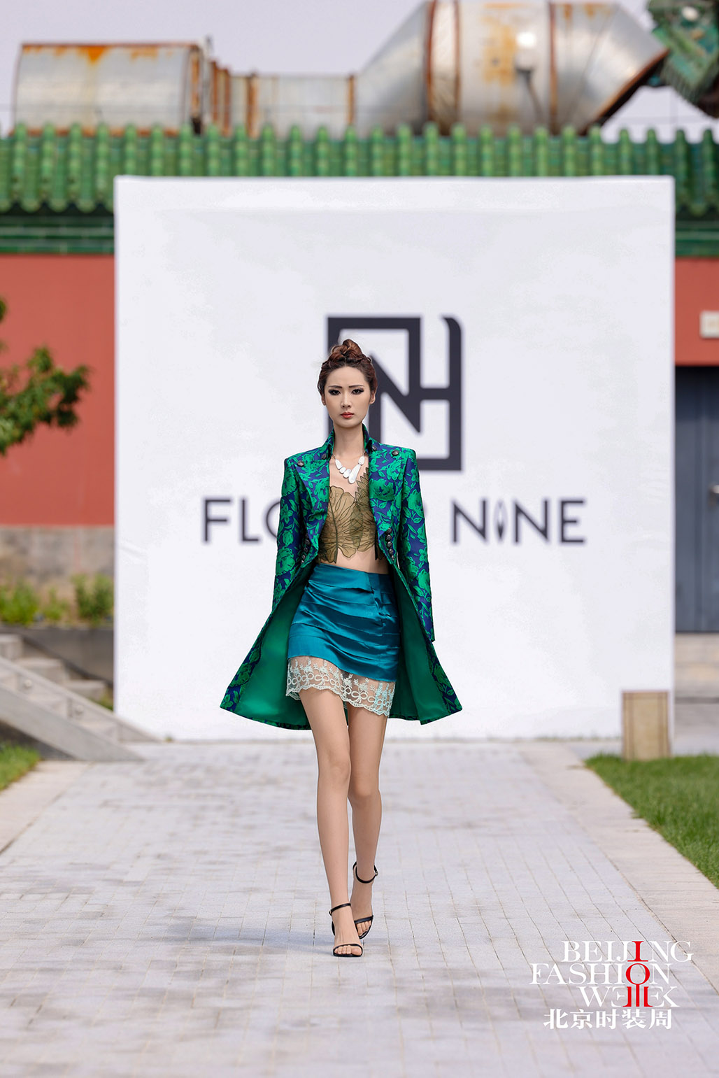 北京时装周：FLOWER NINE SS2026 鎏金肌理，抚平时空褶皱圆满谢幕