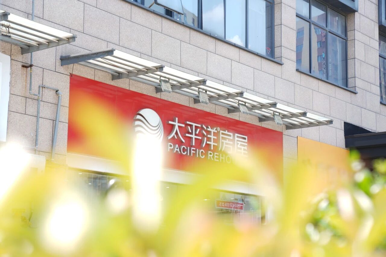 老人暴雨中吐血，太平洋房屋中介小哥紧急响应，成功挽救一条生命