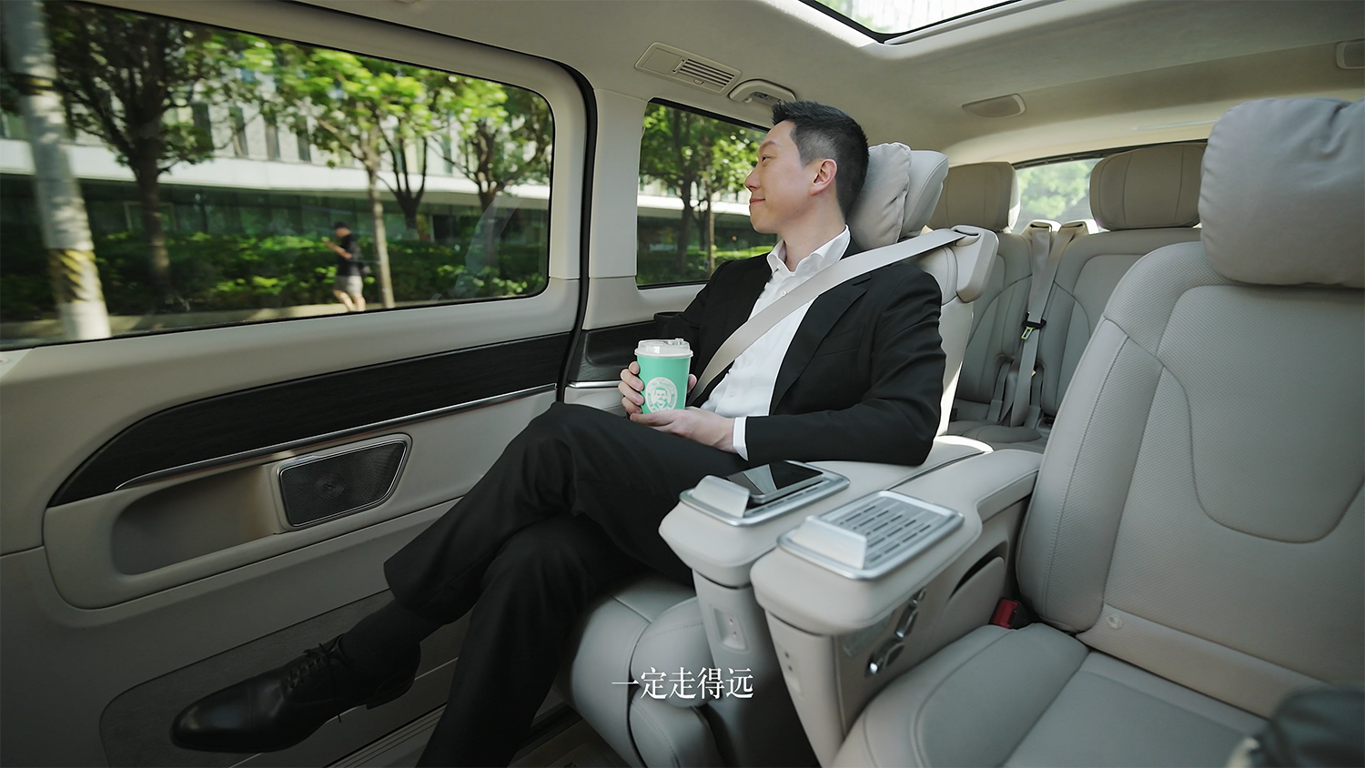 ​携手拍大片，蔡旺庭与嘉人x梅赛德斯-奔驰的时尚商业对话