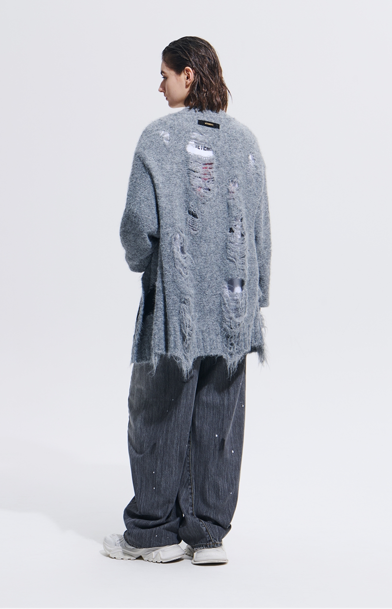 英国VETEMENTS 2025秋冬上装系列：在模糊中确立自我