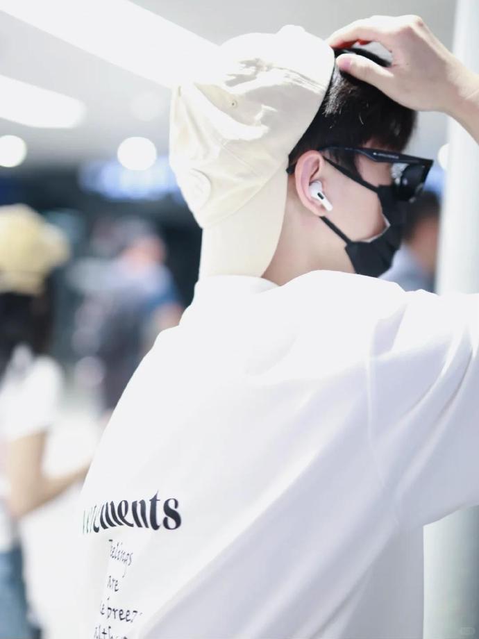 田栩宁、杨洋...频繁被流量明星上身的英国VETEMENTS到底有什么魔力？