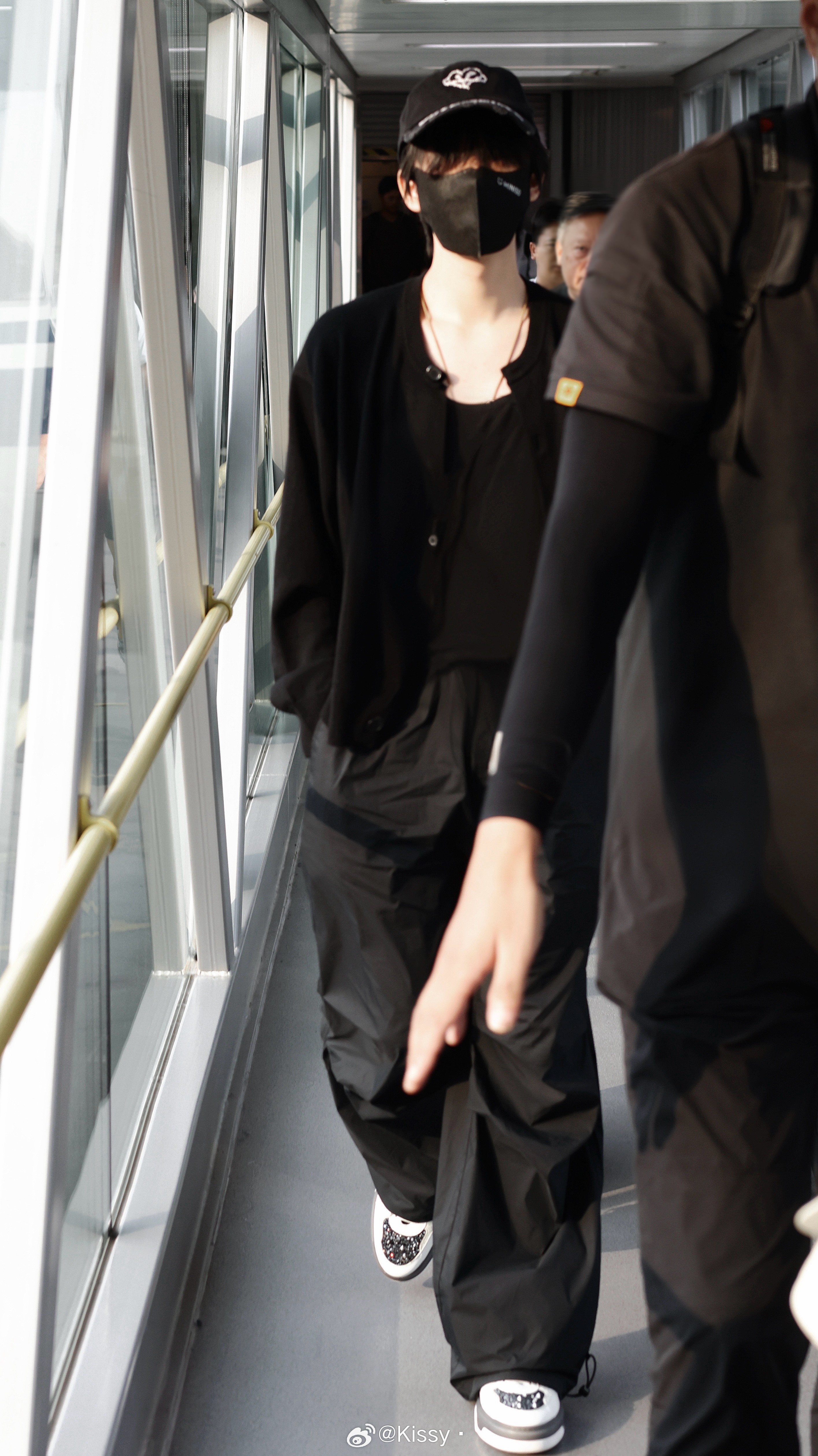 田栩宁、杨洋...频繁被流量明星上身的英国VETEMENTS到底有什么魔力？