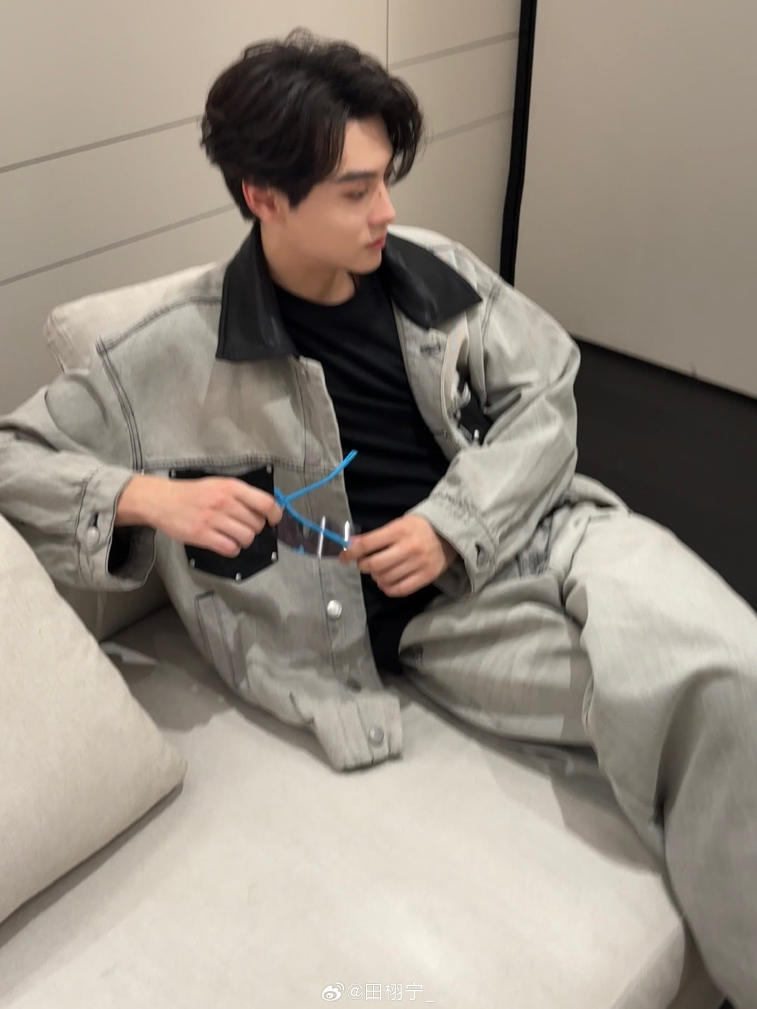 田栩宁、杨洋...频繁被流量明星上身的英国VETEMENTS到底有什么魔力？