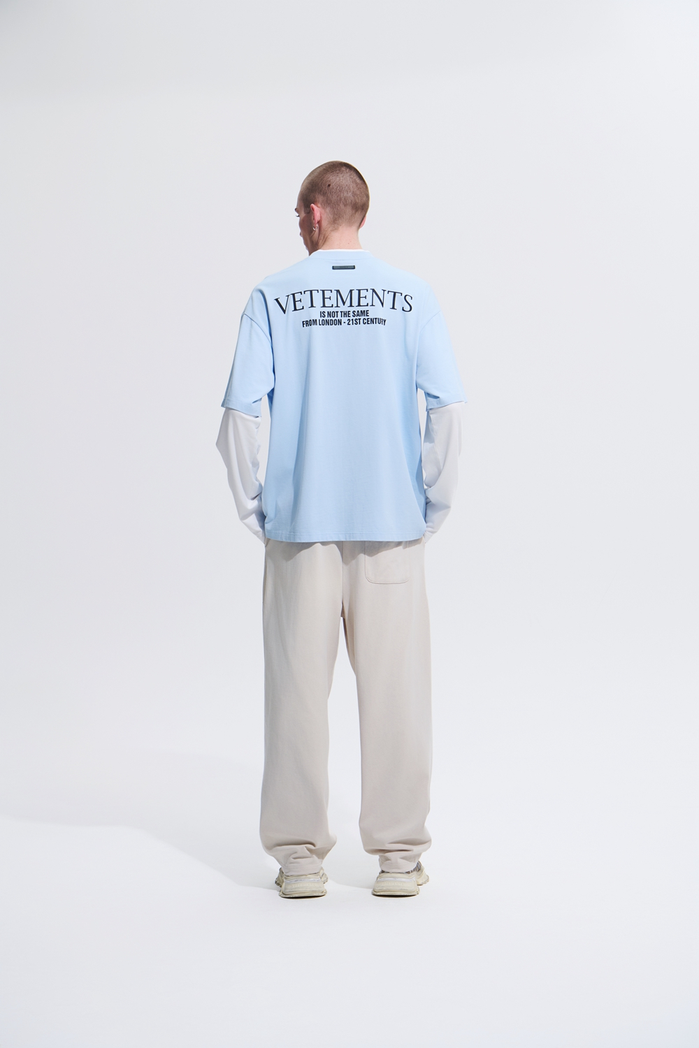 王鹤棣同款VETEMENTS长袖T | 设计师没说话，但衣服自己火了