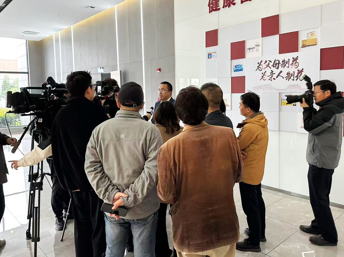 绿色智造获40余家媒体点赞，“活力中国调研行”走进扬子江龙凤堂