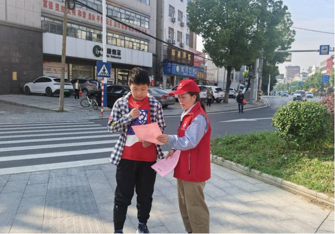 湖北浠水：志愿红点亮文明路 烟草情传递新风尚