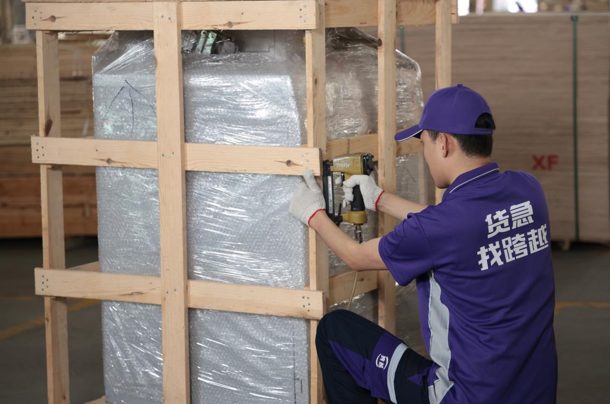 跨越速运深耕快运物流领域,为客户提供优质、可靠物流服务