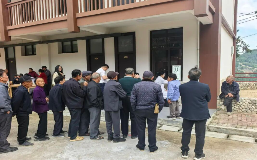 党建引领暖重阳!福州爱尔眼科积极组织、参与敬老孝老活动,守护长者清晰 “视” 界