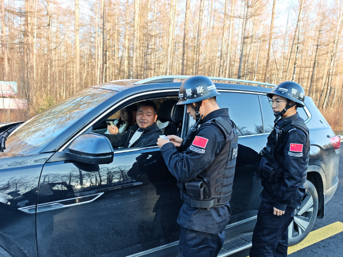 寒风中的守护：双目峰边境检查站民警温暖护航冬季G331旅游线