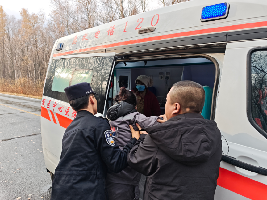 双目峰边境检查站民警  紧急救援受伤游客