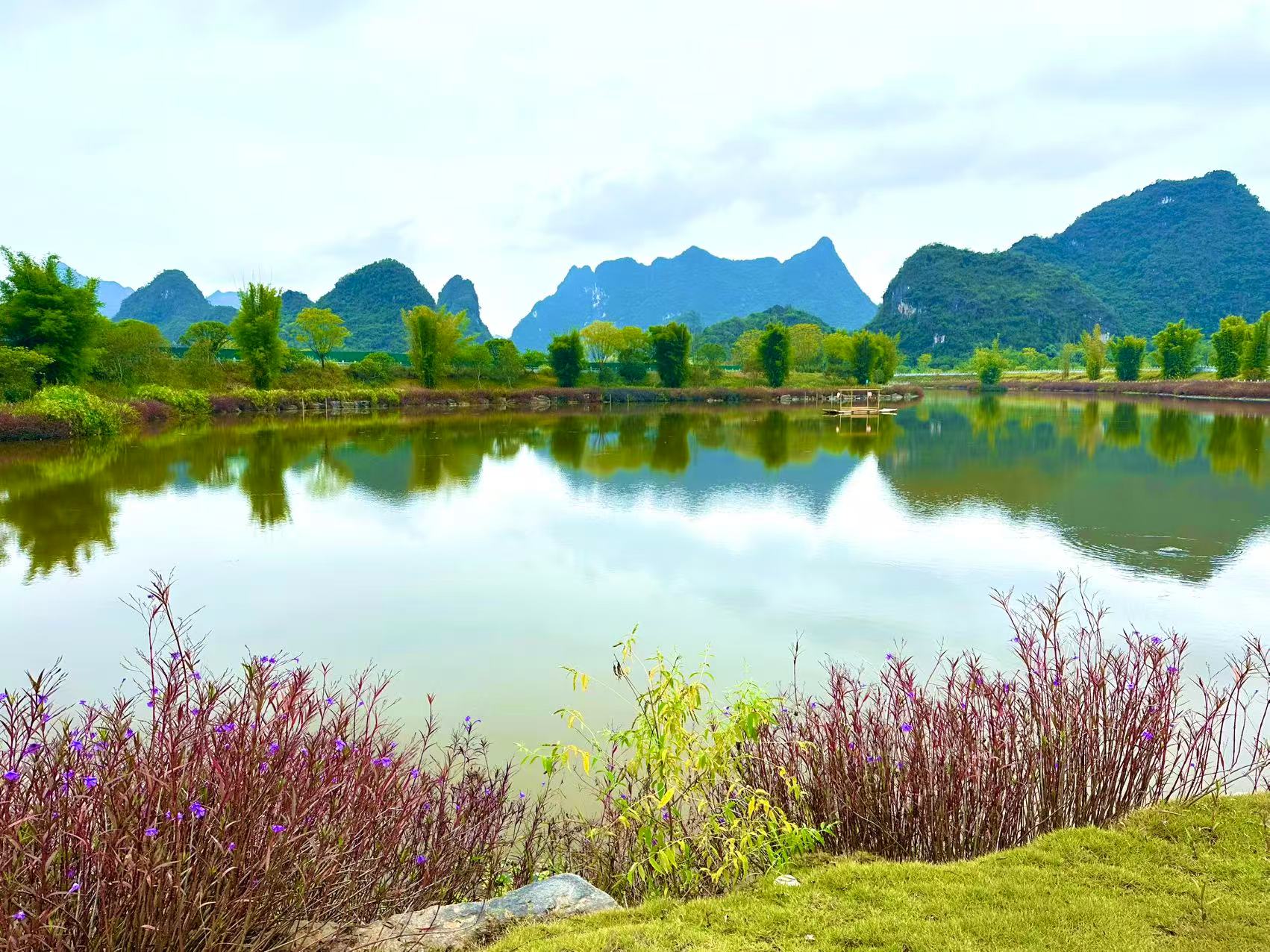 影像中国大美乡村摄影家公益慰问阳朔矮山村燕村。 影像中国大美乡村摄影家公益慰问阳朔矮山村燕村。