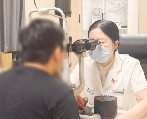 青年男子患了强直性脊柱炎,没想到视力还被“偷走”了——福州爱尔眼科