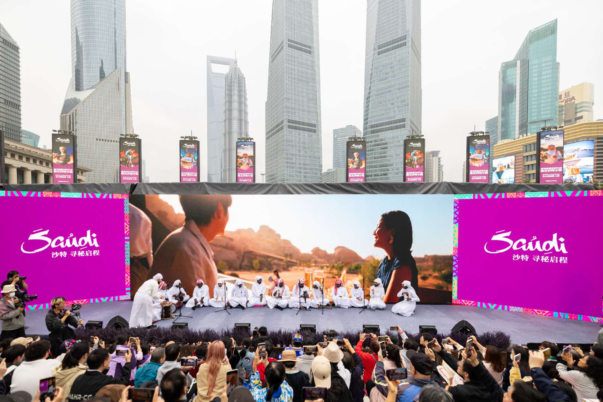 东方明珠下建起“沙特小镇”？打卡首日人潮涌动，体验感拉满！